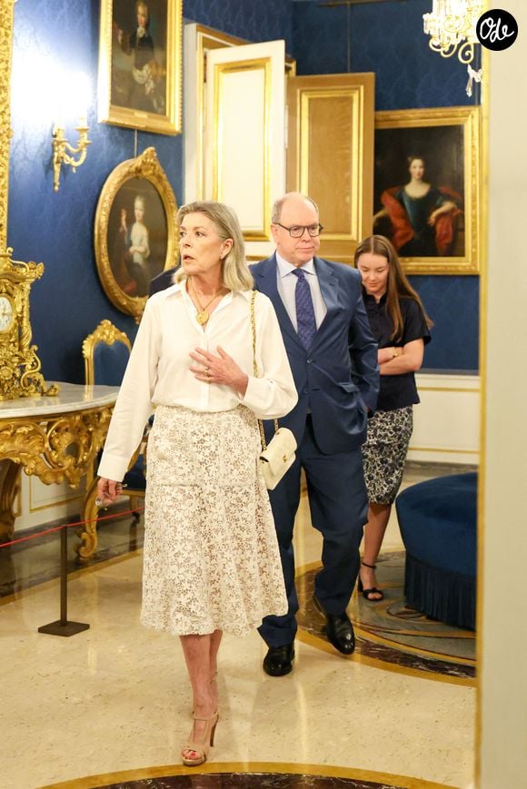 Visite de l’exposition « Le mariage du siècle » par S.A.S. le prince Albert II de Monaco, S.A.R. La princesse Caroline de Hanovre, S.A.S. la princesse Alexandra de Hanovre et les commissaires Thomas Fouilleron et Vincent Vatrican au palais princier de Monaco, le 17 juin 2026. © Jean-Charles Vinaj/Pool Monaco/Bestimage