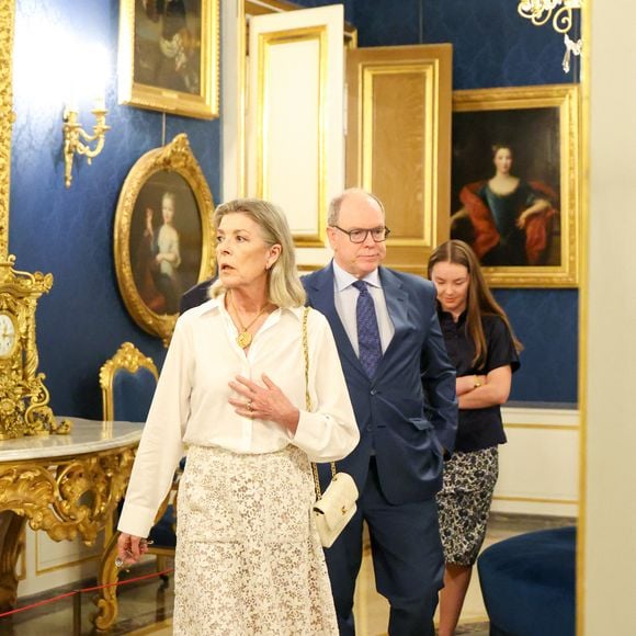 Visite de l’exposition « Le mariage du siècle » par S.A.S. le prince Albert II de Monaco, S.A.R. La princesse Caroline de Hanovre, S.A.S. la princesse Alexandra de Hanovre et les commissaires Thomas Fouilleron et Vincent Vatrican au palais princier de Monaco, le 17 juin 2026. © Jean-Charles Vinaj/Pool Monaco/Bestimage
