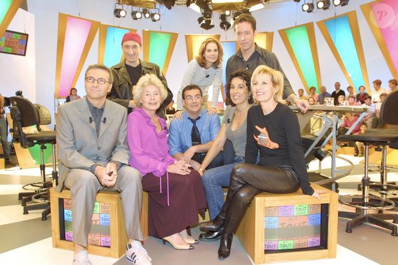 Sur le plateau de l'émission "On a tout essayé", de gauche à droite, Laurent Ruquier, Jean-François Derec, Claude Sarraute, un homme non identifié, Maureen Dor, Jean-Luc Lemoine, Isabelle Alonso et Catherine Barma. Le 17 octobre 2001. © Jean-Jacques Descamps via Bestimage