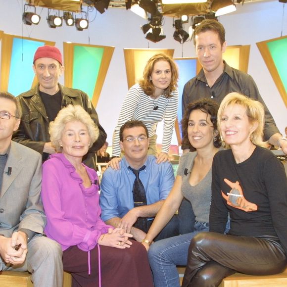 Sur le plateau de l'émission "On a tout essayé", de gauche à droite, Laurent Ruquier, Jean-François Derec, Claude Sarraute, un homme non identifié, Maureen Dor, Jean-Luc Lemoine, Isabelle Alonso et Catherine Barma. Le 17 octobre 2001. © Jean-Jacques Descamps via Bestimage
