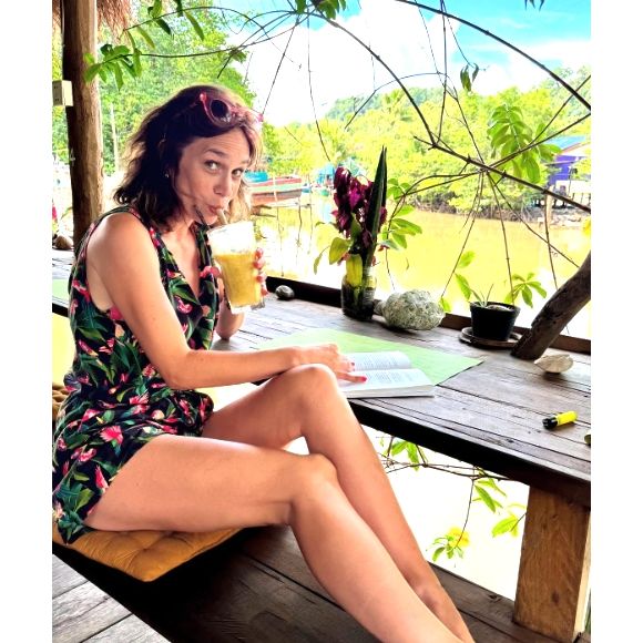 En attendant la grande rentrée, l'ex-patineuse de 41 ans a décidé de s'envoler à l'autre bout monde : Au Cambodge plus exactement. Le 19 août, la mère de famille a d'ailleurs partagé quelques photos souvenirs de ses vacances.

Nathalie Péchalat immortalise ses vacances au Cambodge (Capture d'écran 19 août 2025)