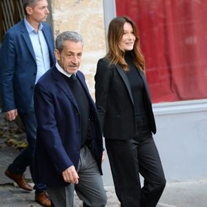 Nicolas Sarkozy, accompagné de sa femme Carla Bruni, sort de son domicile pour être incarcéré à la prison de La Santé à Paris le 21 octobre 2025. © Bestimage