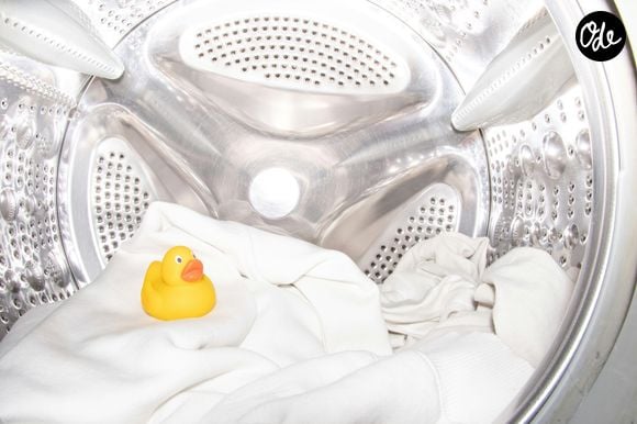En ouvrant le tiroir, vous apercevez généralement trois repères : les chiffres romains I, II et une fleur. Chacun correspond à une étape bien précise du programme de lavage.

Pavol Tancibo/Unsplash