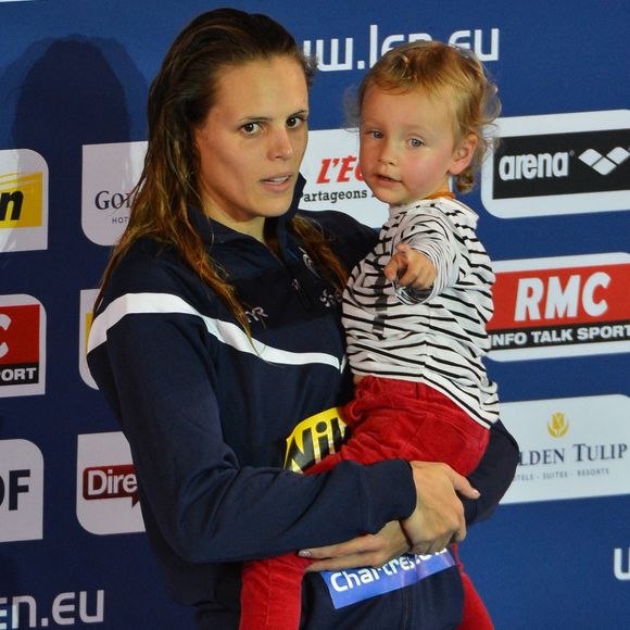 Laure Manaudou et sa fille Manon lors des Championnats d'Europe de natation courte distance à Chartres, France, le 24 novembre 2012. Photo de Christian Liewig/ABACAPRESS.COM