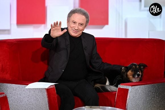 L’animateur ne voulait pas que ses actions soient médiatisées.

Exclusif - Michel Drucker et sa chienne Isia - Enregistrement de l'émission "Vivement Dimanche, spéciale M.Galabru", au Studio Gabriel à Paris, présentée par M.Drucker et diffusée le 22 janvier © Guillaume Gaffiot / Bestimage