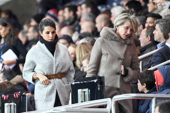 Karine Ferri et la femme de Christian Gourcuff (entraîneur de Rennes) (père de son compagnon) - Karine Ferri encourage son compagnon Yoann Gourcuff lors du match Psg-Rennes au Parc des Princes à Paris le 6 novembre 2016.  (victoire 4-0 du Psg) © Pierre Perusseau/Bestimage