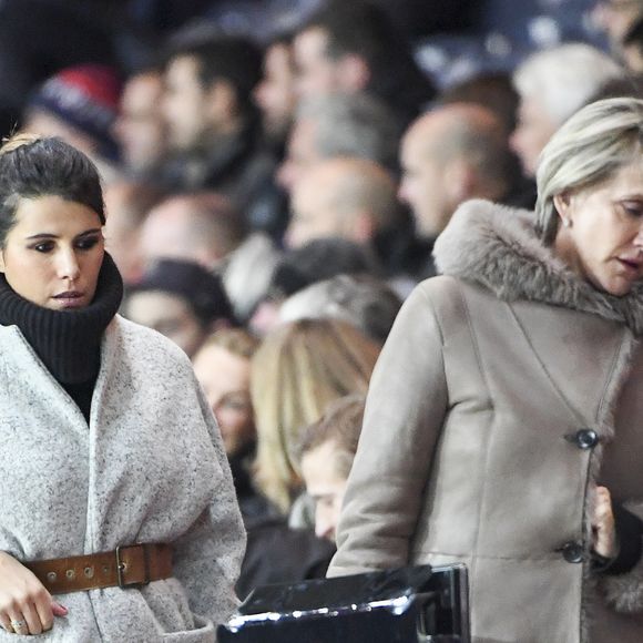 Karine Ferri et la femme de Christian Gourcuff (entraîneur de Rennes) (père de son compagnon) - Karine Ferri encourage son compagnon Yoann Gourcuff lors du match Psg-Rennes au Parc des Princes à Paris le 6 novembre 2016.  (victoire 4-0 du Psg) © Pierre Perusseau/Bestimage