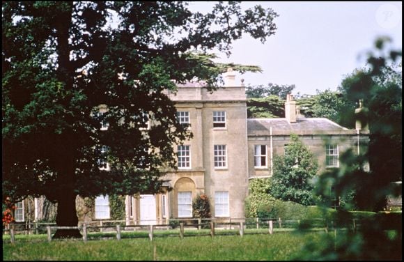 Depuis le couronnement de son père, le prince Harry a hérité de Highgrove, la maison dans laquelle il a grandi et où ses parents l’ont élevé avec son frère. 

Archives - Highgrove House , La résidence du roi Charles III et de la princesse Lady Diana dans le Gloucestershire le 11/12/1992 © ALPHA AGENCY / BESTIMAGE