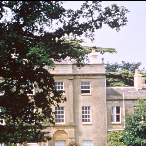 Depuis le couronnement de son père, le prince Harry a hérité de Highgrove, la maison dans laquelle il a grandi et où ses parents l’ont élevé avec son frère. 

Archives - Highgrove House , La résidence du roi Charles III et de la princesse Lady Diana dans le Gloucestershire le 11/12/1992 © ALPHA AGENCY / BESTIMAGE