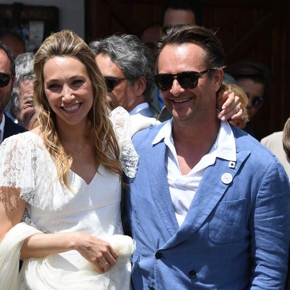 Nathalie Baye, Bernard Montiel, Jean-Louis Borloo, David Hallyday - Mariage de Laura Smet et Raphaël Lancrey-Javal à l'église Notre-Dame des Flots au Cap-Ferret le jour de l'anniversaire de son père Johnny Hallyday le 15 juin 2019.