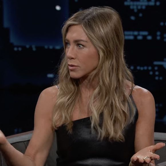 L'ex de Jennifer Aniston vit un rêve éveillé avec sa nouvelle compagne. 

Vêtue d'une mini robe en cuir noir, Jennifer, 55 ans, s'est assise à côté de lui sur le canapé pour discuter avec l'animateur Jimmy Kimmel. Un peu plus tôt, elle s'est également prêtée au jeu du vrai ou faux lorsque Kimmel, 56 ans, a passé en revue quelques articles de journaux et de magazines à son sujet. Et l'un d'entre eux, qu'elle a avoué être exact, était qu'elle avait eu un jour un soin du visage à base de sperme de saumon. © ABC via JLPPA/Bestimage