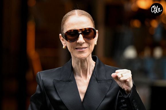 Quelques jours avant son retour sur scène, Céline Dion avec des fans devant son hôtel, le Royal Monceau, à Paris, en France, le 6 septembre 2026. © Lionel Urman/Bestimage