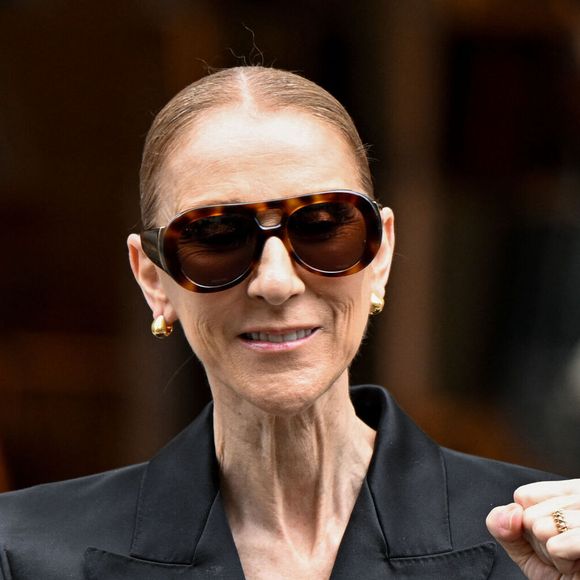 Quelques jours avant son retour sur scène, Céline Dion avec des fans devant son hôtel, le Royal Monceau, à Paris, en France, le 6 septembre 2026. © Lionel Urman/Bestimage