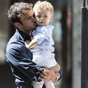 Hugo Philip et son fils Marlon - Caroline Receveur et Hugo Philip arrivent à la Mairie du 16ème arrondissement à Paris pour leur mariage, le 11 juillet 2020.
Veuillez flouter le visage des enfants avant publication