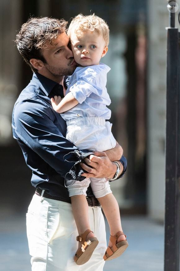 Hugo Philip et son fils Marlon - Caroline Receveur et Hugo Philip arrivent à la Mairie du 16ème arrondissement à Paris pour leur mariage, le 11 juillet 2020.
Veuillez flouter le visage des enfants avant publication