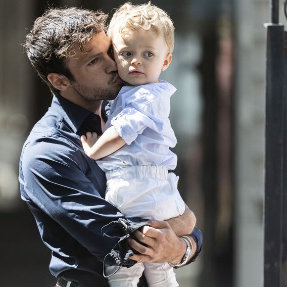 Hugo Philip et son fils Marlon - Caroline Receveur et Hugo Philip arrivent à la Mairie du 16ème arrondissement à Paris pour leur mariage, le 11 juillet 2020.
Veuillez flouter le visage des enfants avant publication