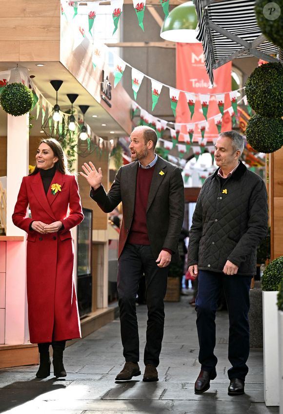 Avant de cuisiner, les parents de George, Charlotte et Louis sont d’abord apparus ensemble sur le quai de la gare, avant de se rendre au marché afin de rencontrer les commerçants locaux. 

Le prince William, prince de Galles, et Catherine (Kate) Middleton, princesse de Galles, préparent des gâteaux gallois au Welsh Cake Shop à Pontypridd, le 26 février 2025. 
Julien Burton / Bestimag