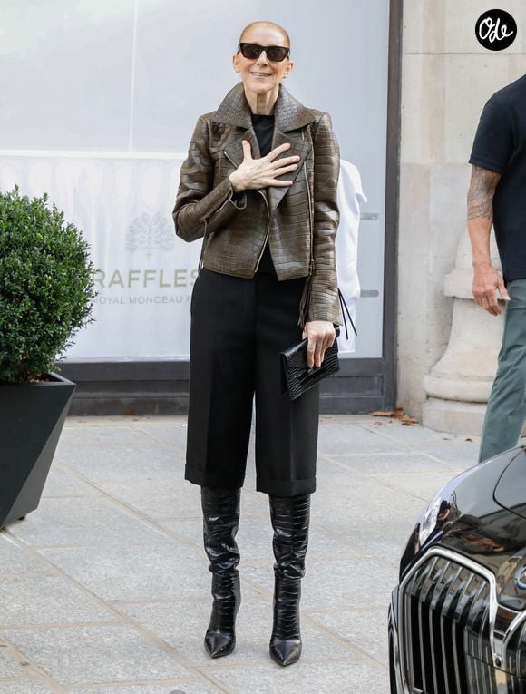 Céline Dion - Céline Dion acclamée par ses fans à la sortie du palace Royal Monceau à Paris le 31 août 2026
© Marc Ausset Lacroix / Bestimage