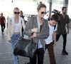 Ses enfants y participent : Jack Depp compose la musique du titre "Éléments" et Lily-Rose Depp signe le poème de "I’m Alive".

Vanessa Paradis arrive avec ses enfants Lily-Rose Depp et Jack Depp à l’aéroport de LAX à Los Angeles le 21 mars 2016. Photo par Agence / Bestimage