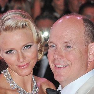 En effet, celui qui n'est autre que le fils du prince Albert II de Monaco et de la princesse Charlène a été désigné comme héritier prioritaire

Le Prince Albert II de Monaco, son épouse la Princesse Charlène lors du 63ème bal de la Croix Rouge au Sporting de Monte-Carlo, Monaco, le 5 août 2011. Photo Marco Piovanotto/Abaca