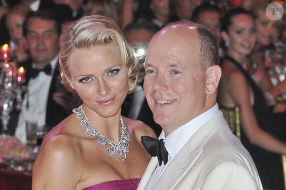 En effet, celui qui n'est autre que le fils du prince Albert II de Monaco et de la princesse Charlène a été désigné comme héritier prioritaire

Le Prince Albert II de Monaco, son épouse la Princesse Charlène lors du 63ème bal de la Croix Rouge au Sporting de Monte-Carlo, Monaco, le 5 août 2011. Photo Marco Piovanotto/Abaca