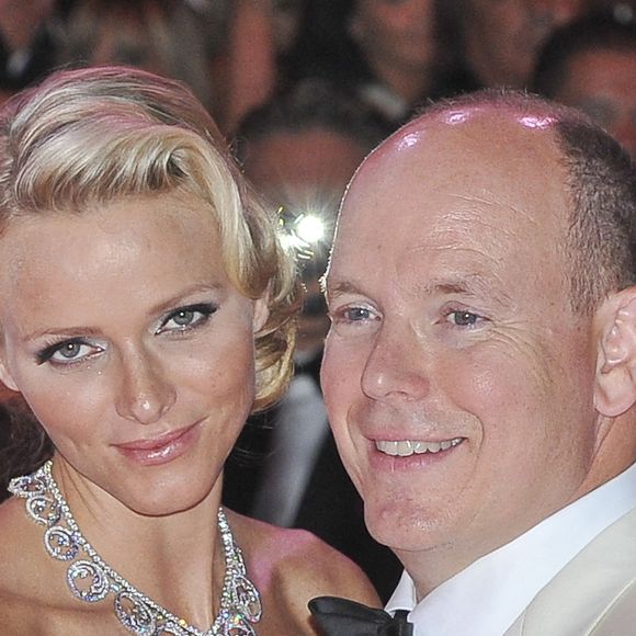 En effet, celui qui n'est autre que le fils du prince Albert II de Monaco et de la princesse Charlène a été désigné comme héritier prioritaire

Le Prince Albert II de Monaco, son épouse la Princesse Charlène lors du 63ème bal de la Croix Rouge au Sporting de Monte-Carlo, Monaco, le 5 août 2011. Photo Marco Piovanotto/Abaca