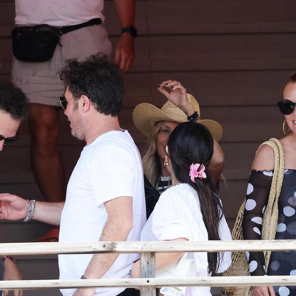 Exclusif - Laeticia Hallyday accompagnée de son compagnon Frédéric Suant et de sa fille Joy sont allés accueillir Jade à l'aéroport de Saint-Barthélemy-Rémy-de-Haenen où tout le monde se retrouve pour le 50ème anniversaire de Laeticia, à Saint-Jean, Saint-Barthélémy, Antilles françaises, France, le 15 mars 2025.