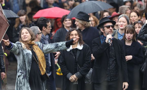 Kên Higelin et sa fille Kim, Izïa Higelin, sa mère Aziza Zakine, Arthur H lors des obsèques de Jacques Higelin au cimetière du Père Lachaise à Paris le 12 avril 2018.
Agence / Bestimage