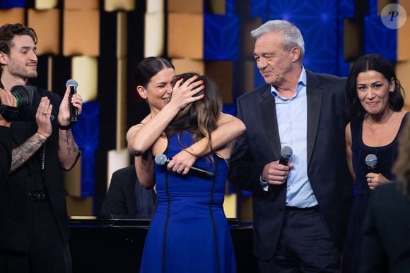 Julie Zenatti, Adrien Caby, Lucie Bernardoni, Pierre Lemarchal, Karima Charni pour les surprises lors de l'enregistrement de l'émission "La Boîte à secrets", présentée par F.Bollaert et diffusée le 2 janvier 2026 sur France 3, dans les studios du Lendit à Saint-Denis, France, le 1er décembre 2025. © Cyril Moreau/Bestimage