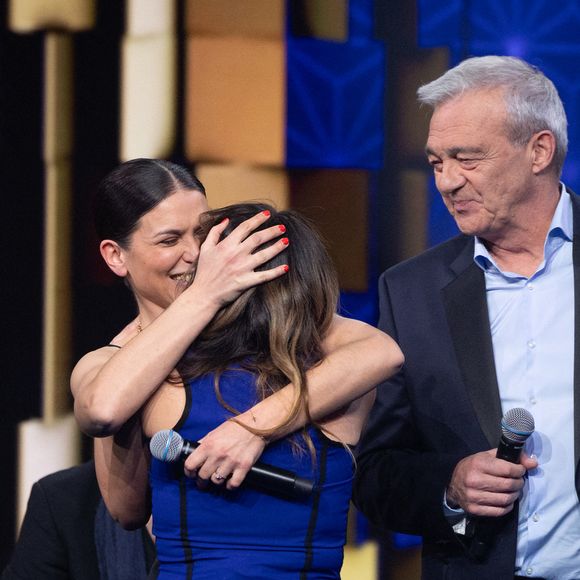 Julie Zenatti, Adrien Caby, Lucie Bernardoni, Pierre Lemarchal, Karima Charni pour les surprises lors de l'enregistrement de l'émission "La Boîte à secrets", présentée par F.Bollaert et diffusée le 2 janvier 2026 sur France 3, dans les studios du Lendit à Saint-Denis, France, le 1er décembre 2025. © Cyril Moreau/Bestimage