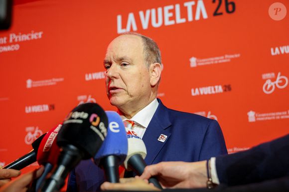 "Très bel évènement à Courchevel au club INEOS avec S.A.S. le Prince Albert II de Monaco. Merci à toute l’organisation pour ce fabuleux moment de partage et de transmission", a-t-il écrit sur Instagram

Le prince Albert II de Monaco lors de la présentation de la Vuelta 2026, le tour d'Espagne cycliste qui démarre à Monaco dans la salle des Etoiles au sporting Monte-Carlo le 17 décembre 2025.

© Claudia Albuquerque / Bestimage
