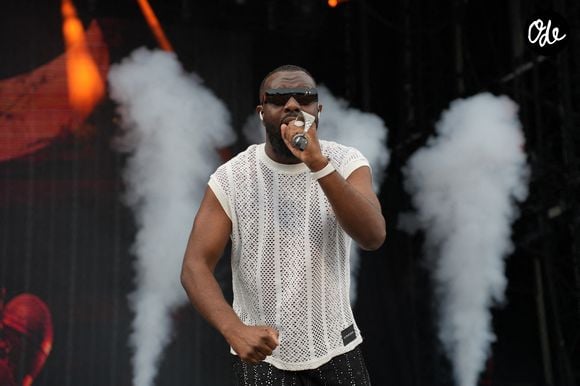 L’interprète de "Ciel" a assuré que son équipe travaillait à reprogrammer les concerts pour 2027.

Gims a enflammé la foule au festival des Vieilles Charrues, à Carhais, en France, le 16 juillet 2026. Très attendu au festival des Vieilles Charrues, Gims a interprété les plus grands tubes de Sexion d'Assaut. Photo de Lena Pontrucher/ABACAPRESS.COM