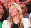 “Je crois qu’il faut être bien blindée pour faire ce métier, et surtout à cette époque où on ne prenait pas des gants. 'Elle a pas un peu grossi là ?'. Il y avait une grosse pression”, a-t-elle raconté dans l'émission "50'Inside" sur TF1 ce samedi 6 juin 2026.

Exclusif - Estelle Lefebure - Plateau de l'émission "C à vous" lors du 79ème Festival International du Film de Cannes le 22 mai 2026. © Jack Tribeca / Bestimage