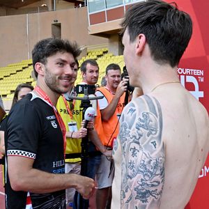 Pierre Gasly et Louis Ducruet (président des Barbagiuans) torse nu lors du match de football caritatif au stade Louis II de Monaco opposant les Barbagiuans aux pilotes de l'équipe Nazionale Piloti dans le cadre de la "Racing Stars Football Cup" le 3 juin 2026.
© Bruno Bebert / Bestimage