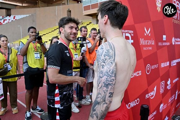 Pierre Gasly et Louis Ducruet (président des Barbagiuans) torse nu lors du match de football caritatif au stade Louis II de Monaco opposant les Barbagiuans aux pilotes de l'équipe Nazionale Piloti dans le cadre de la "Racing Stars Football Cup" le 3 juin 2026.
© Bruno Bebert / Bestimage