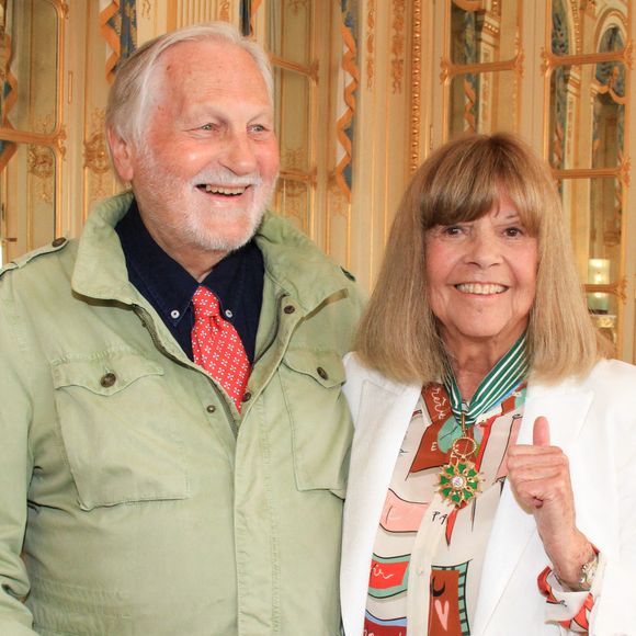 Chantal Goya et Jean-Jacques Debout forme un couple inoxydable, sur lequel le temps n'a pas d'emprise. 

Exclusif - Jean-Jacques Debout et Chantal Goya - Rachida Dati, ministre de la Culture, remet les insignes de Commandeur des Arts et Lettres à Chantal Goya au ministère de la Culture à Paris. © Philippe Baldini / Bestimage
