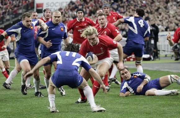 Le flanker du Pays de Galles Alix Popham marque le premier essai lors du match RBS 6 Nations, France contre Pays de Galles au Stade de France, à Saint Denis, près de Paris, France, le 24 février 2007. La France s'est imposée 32-21. Photo by Gouhier-Taamalah/Cameleon/ABACAPRESS.COM