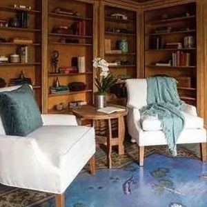 Notamment à sa sublime maison d'Hollywood Hills (quartier très prisé de Los Angeles)

Lady Gaga vend sa maison de Los Angeles à Elizabeth Lizzy Jagger pour 6,5 millions de dollars. Anciennement acquise par F.Zappa, la propriété, composée de six chambres et cinq salles de bains, avait été achetée environ 5,3 millions de dollars par la chanteuse et actrice en 2016. Le 19 novembre 2021.
Backgrid UK/ Bestimage