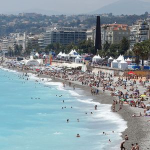 En effet, en 2024, on apprenait via un rapport du Mastercard Economics Institute que cette ville était extrêmement recherchée par les touristes qui songeaient à y venir pour les vacances d'été, entre juin et août.

Photo d'archives du 27/06/16 d'une vue générale de la plage de Nice, France. 
PA Photos/ABACA