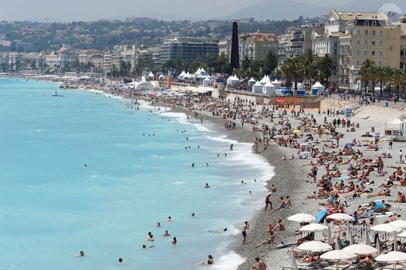 En effet, en 2024, on apprenait via un rapport du Mastercard Economics Institute que cette ville était extrêmement recherchée par les touristes qui songeaient à y venir pour les vacances d'été, entre juin et août.

Photo d'archives du 27/06/16 d'une vue générale de la plage de Nice, France. 
PA Photos/ABACA