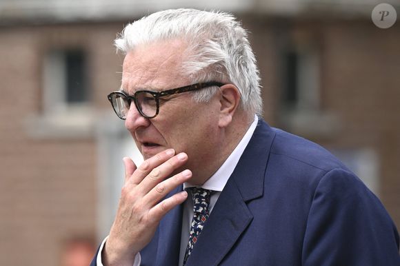 Il s’agit du fils de la chanteuse flamande Iris Vandenkerckhove, plus connue sous le pseudonyme Wendy Van Wanten. 

Le prince Laurent de Belgique inaugure une nouvelle clinique vétérinaire à Anvers,  le 3 juin 2025.  © Didier Lebrun / Bestimage