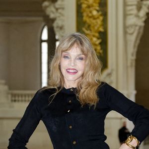 Arielle Dombasle au premier défilé Chanel "Collection Haute Couture Automne/Hiver 2026-2027" lors de la Fashion Week de Paris. © Pauline Mourey / Bestimage