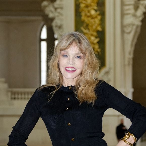 Arielle Dombasle au premier défilé Chanel "Collection Haute Couture Automne/Hiver 2026-2027" lors de la Fashion Week de Paris. © Pauline Mourey / Bestimage