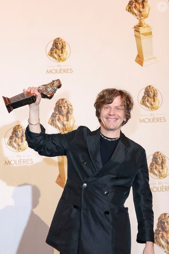 Alex Lutz (Molière de l'Humour pour "Sexe, Grog et Rocking Chair" ) - Photocall des lauréats de la 37ème Nuit des Molières aux Folies Bergère à Paris le 4 mai 2026.

© Jack Tribeca / Bestimage