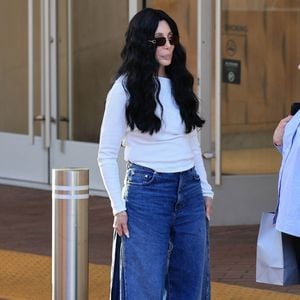 La petite-fille de Cher est née il y a quinze ans.

Beverly Hills, CA La chanteuse et actrice Cher profite d'une thérapie par le détail en solo à Neiman Marcus à Beverly Hills.