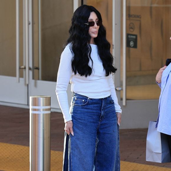 La petite-fille de Cher est née il y a quinze ans.

Beverly Hills, CA La chanteuse et actrice Cher profite d'une thérapie par le détail en solo à Neiman Marcus à Beverly Hills.