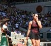 Aryna Sabalenka a testé le bijou à l’entraînement afin de vérifier qu’il ne gênerait pas ses mouvements pendant les matchs.

Aryna Sabalenka - Match lors des Internationaux de France de Tennis de Roland Garros 2026, le 26 mai 2026.
© Baptiste Autissier / PsnewZ / Bestimage