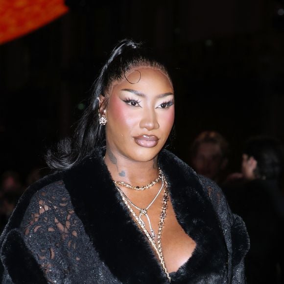 Aya Nakamura a annoncé l’annulation de deux événements prévus en Espagne.

Aya Nakamura - Célébrités au Défilé Chanel, Collections Prêt-à-porter Printemps / Eté 2026, dans le cadre de la Fashion Week de Paris. Au Grand Palais à Paris, France. © Bertrand Rindoff / Bestimage