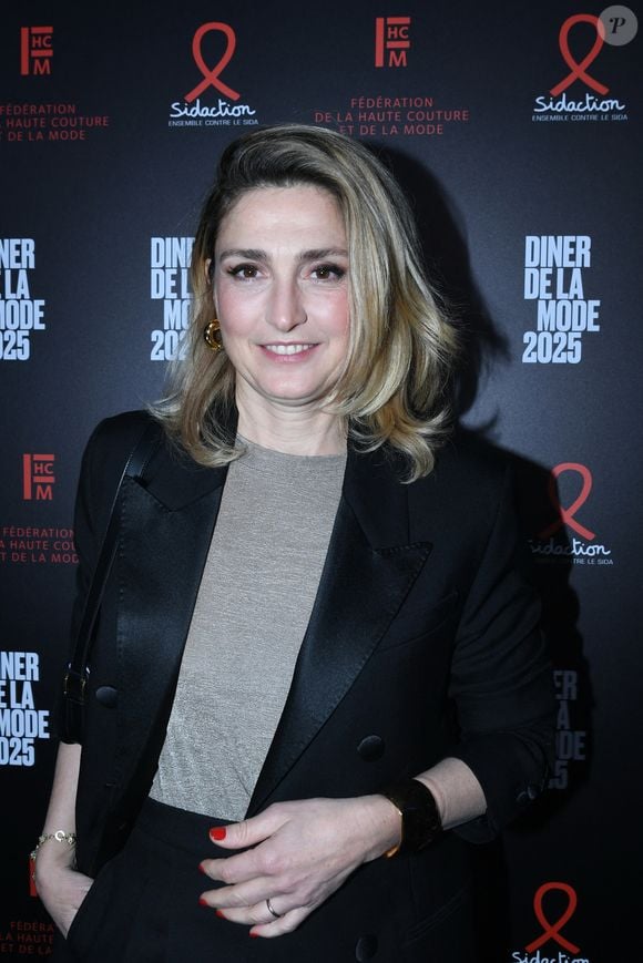 Julie Gayet a découvert avoir un lien de parenté avec un grand acteur français

Julie Gayet au photocall du 22ème dîner de la mode pour le Sidaction à Paris le 30 janvier 2025.
© Rachid Bellak / Bestimage