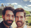 Il s'agit de Guillaume Cérin, journaliste de la chaine, qui célèbre son mariage.
Mariage de Guillaume Cérin, journaliste LCI, et son compagnon Thomas Pernette, spécialiste royauté déjà vu sur BFMTV.